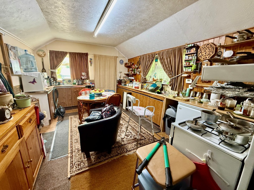 Lot: 84 - BUNGALOW ON LARGE PLOT WITH STABLE AND PADDOCK OFFERING POTENTIAL - Kitchen